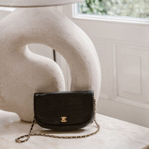 Chanel vintage zwarte half moon flap tas crossbody