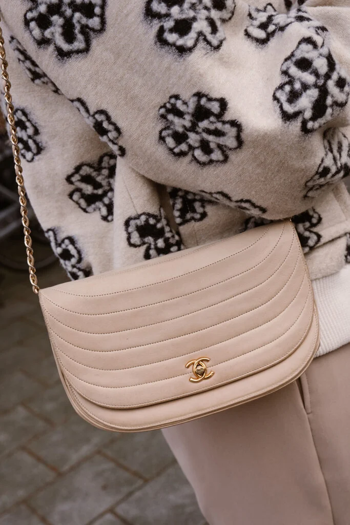 Chanel vintage half moon tas beige