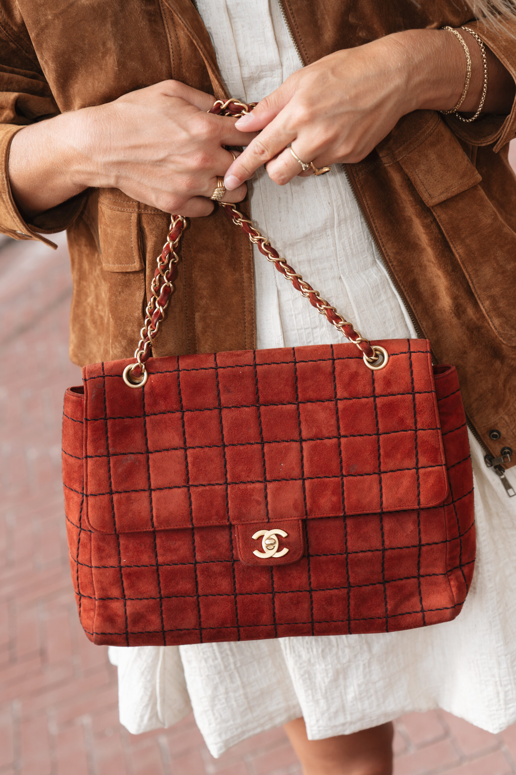 Chanel tas classic flap chocolate bar suede rood