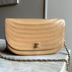 Chanel half moon tas beige crossbody