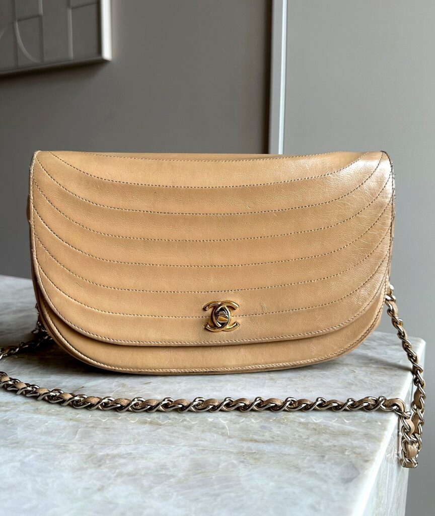 Chanel half moon tas beige crossbody